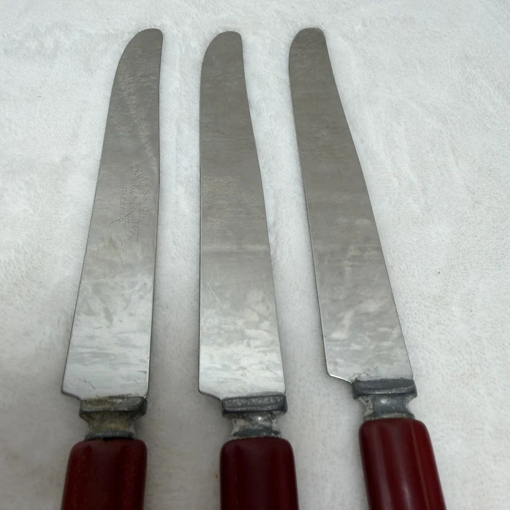 Vintage Bakelite Handle Dinner Knives Red Hammered Stainless Steel Set of 3 MCM‎